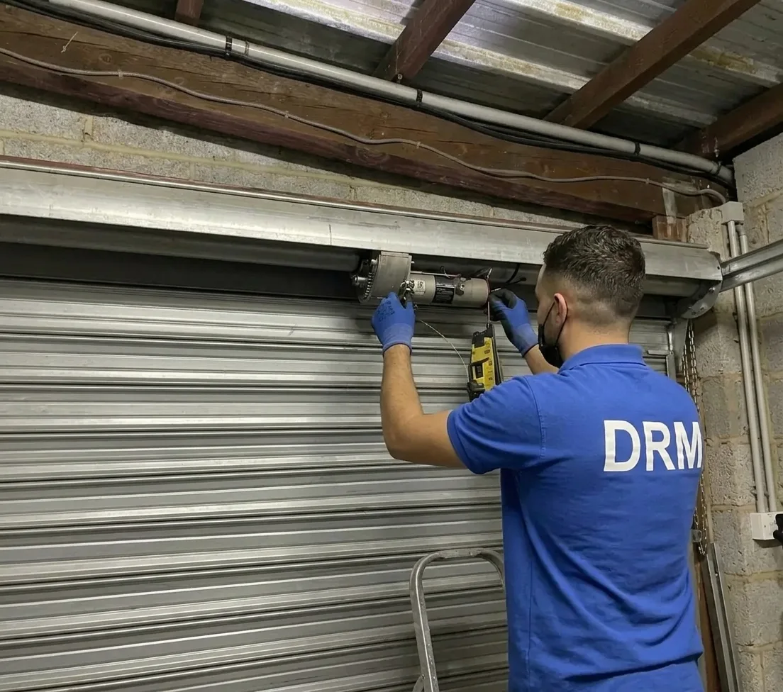 Rideau remis en service — Rideau métallique à Pantin Rideau remis en service — Rideau métallique à Pantin